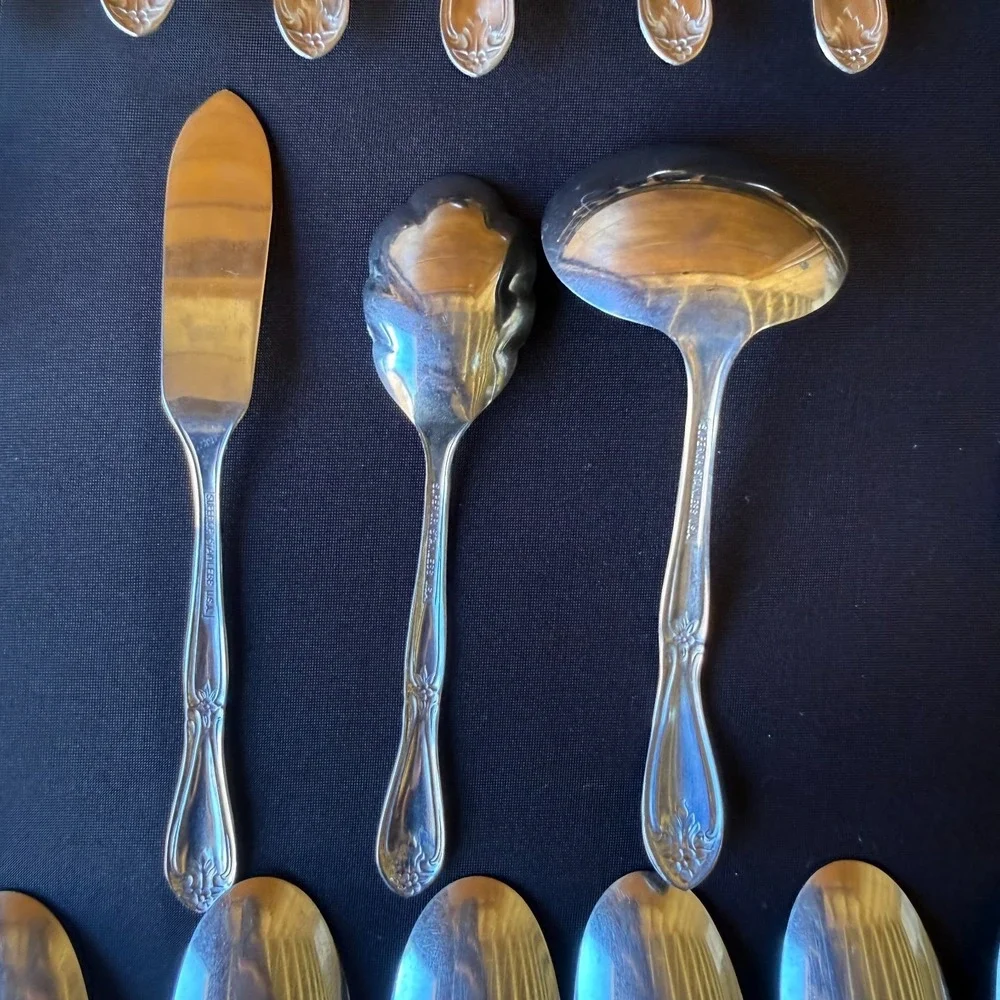 Vtg Superior Stainless USA 39 Pc Flatware Set Floral Pattern w‎ Serving